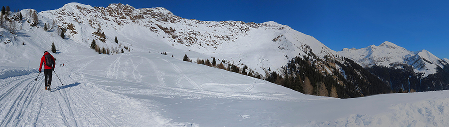 Proseguiamo oltre la Baita del Camoscio pestando neve battuta